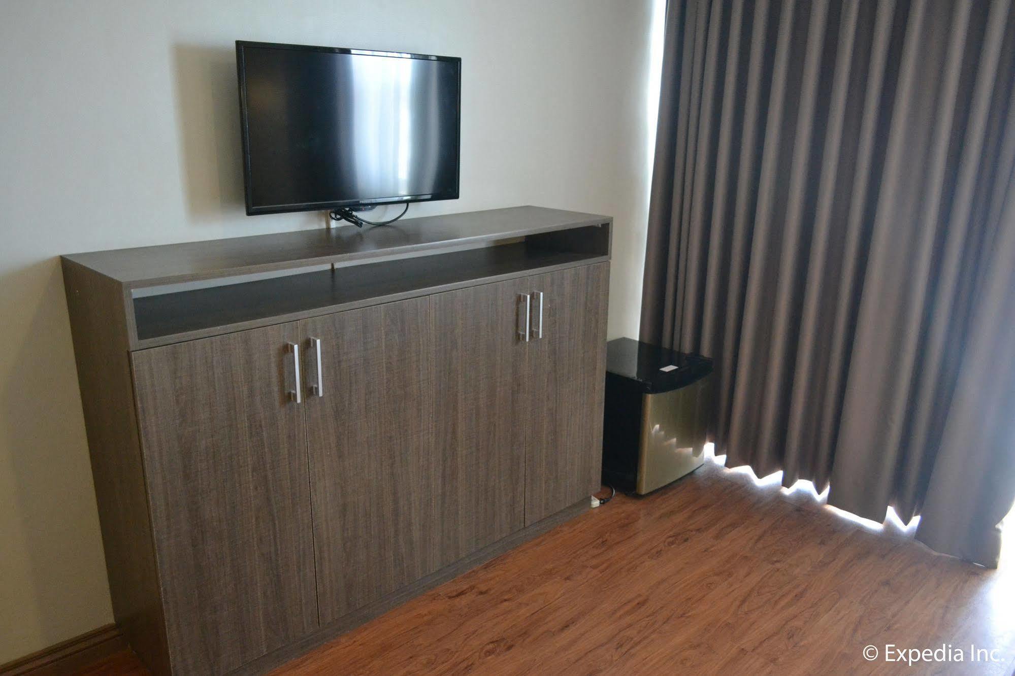 Vista Real Hotel Tagaytay City ภายนอก รูปภาพ