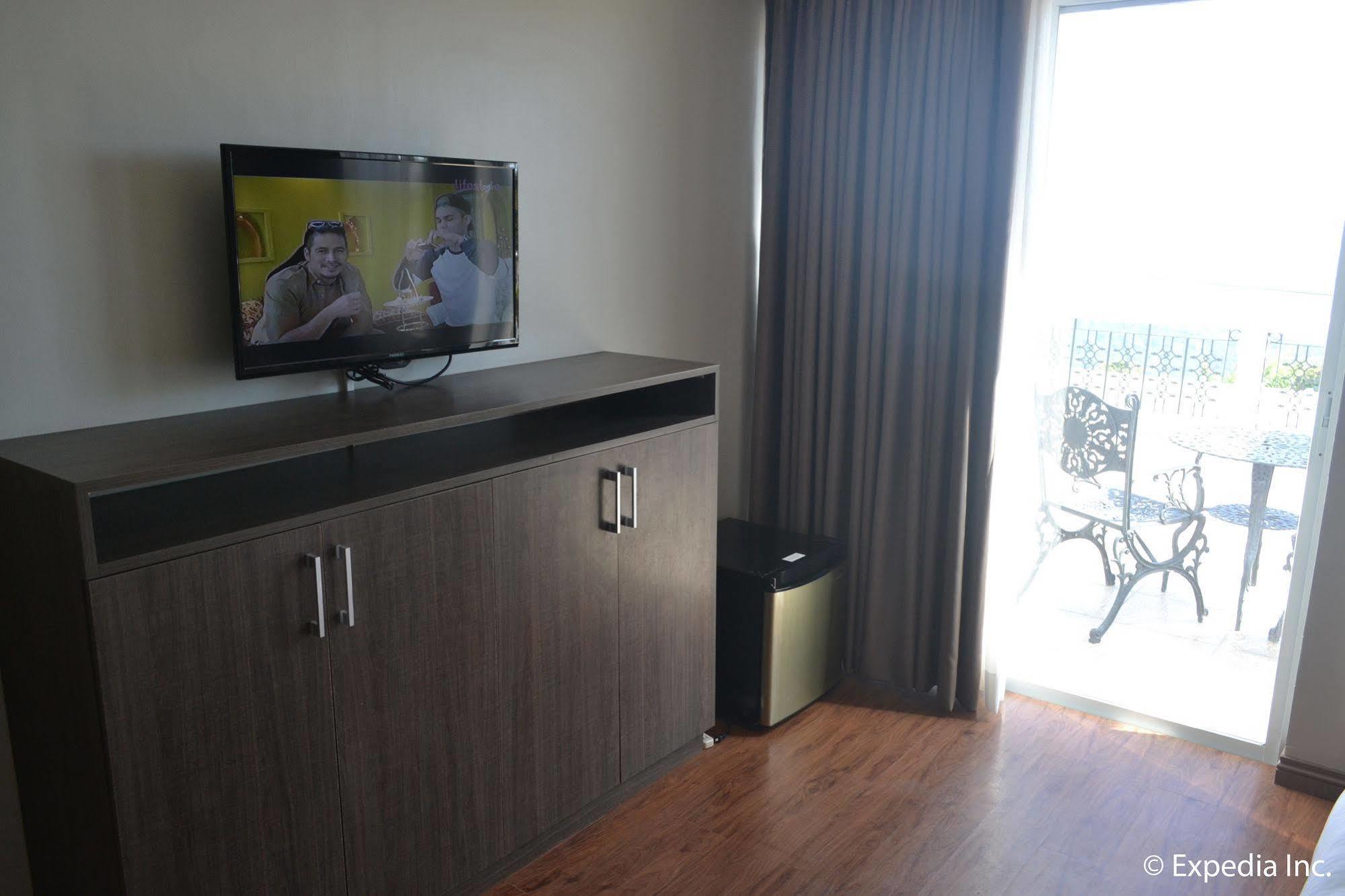 Vista Real Hotel Tagaytay City ภายนอก รูปภาพ
