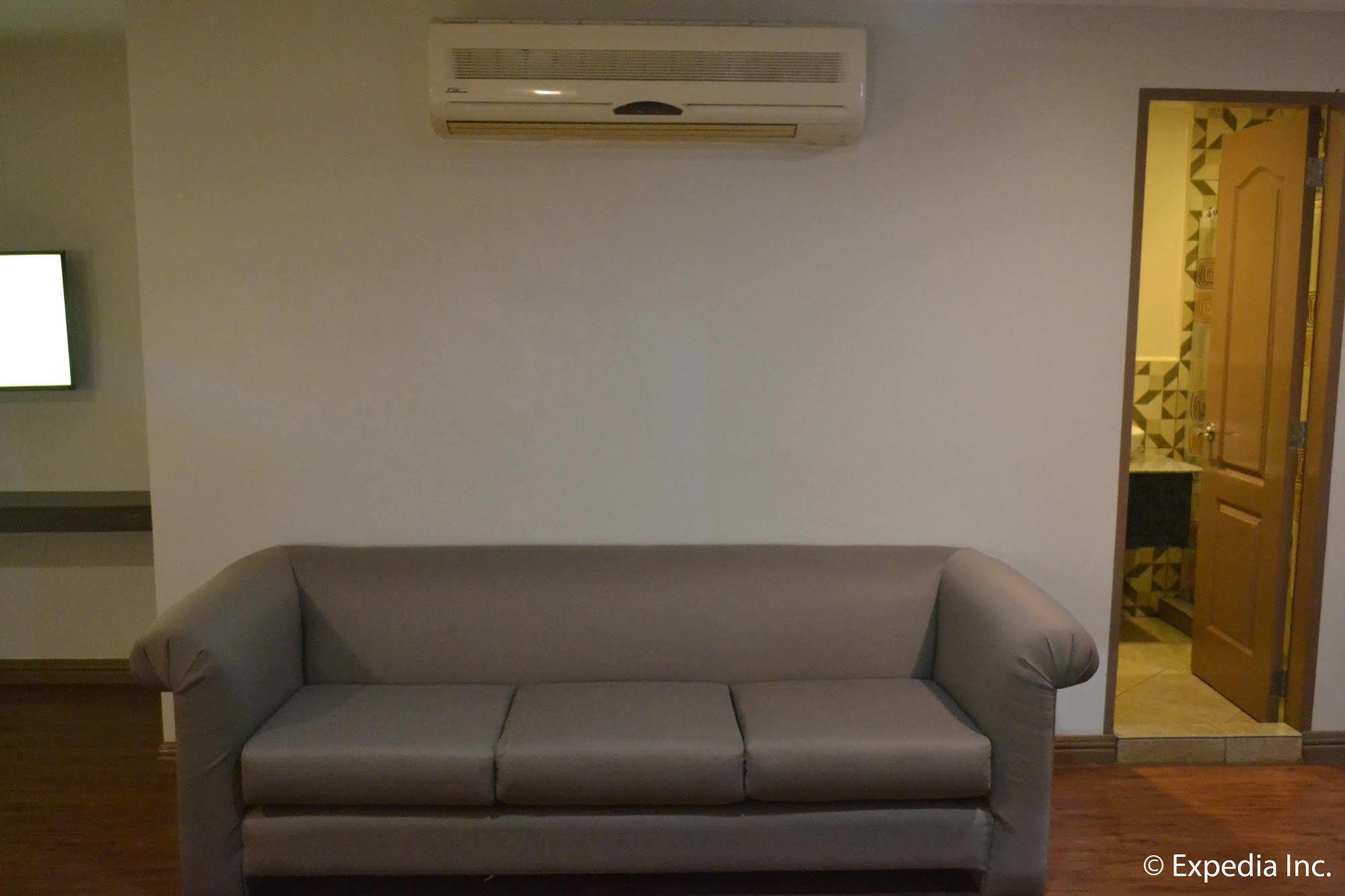 Vista Real Hotel Tagaytay City ภายนอก รูปภาพ