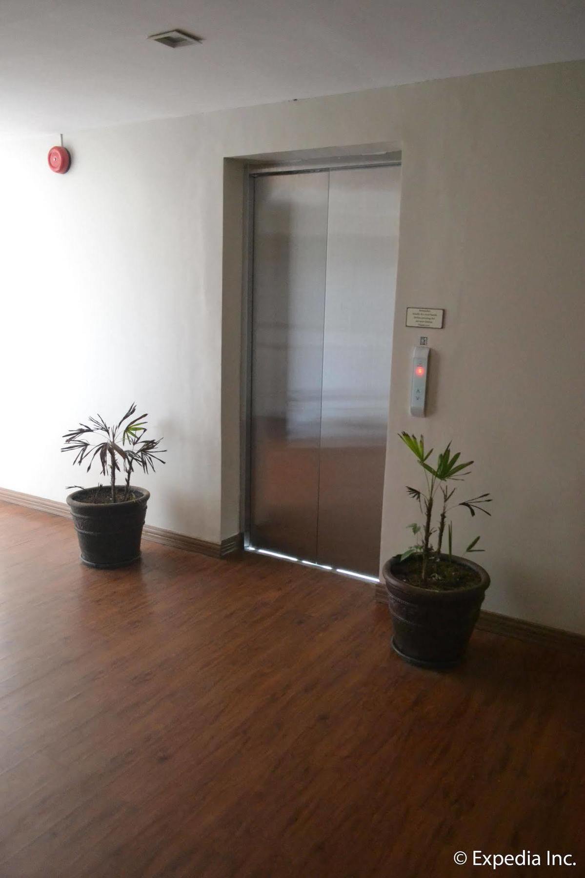 Vista Real Hotel Tagaytay City ภายนอก รูปภาพ