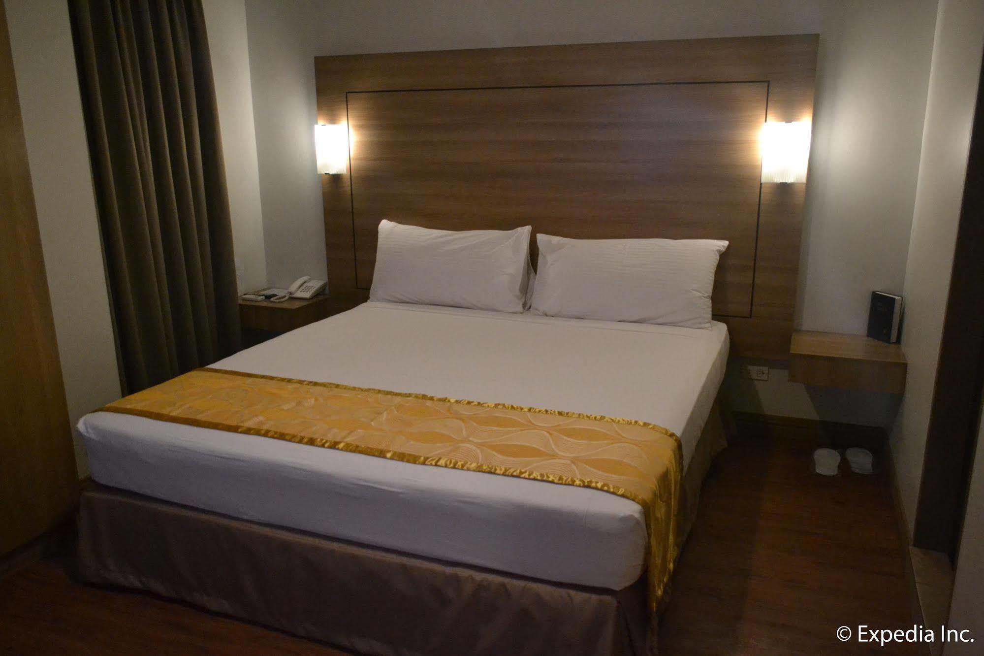 Vista Real Hotel Tagaytay City ภายนอก รูปภาพ